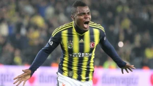 Emenike'den Kürsüdeki Aziz Yıldırım'a Flaş Mesaj: "Aziz Başkansız Olmayacak!"