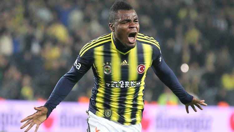 Emenike'den Kürsüdeki Aziz Yıldırım'a Flaş Mesaj: "Aziz Başkansız Olmayacak!"
