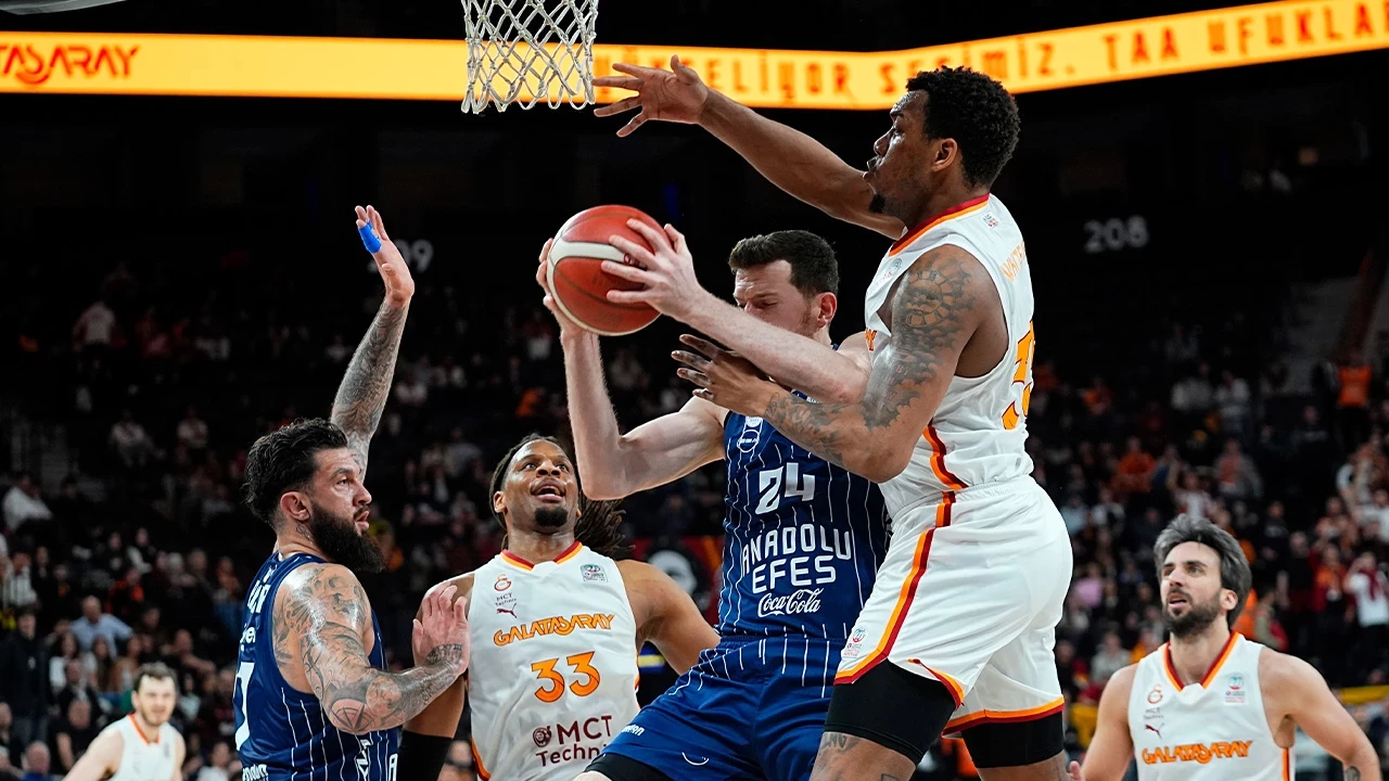 Anadolu Efes Galatasaray'ı Deplasmanda 87-80 Devirdi!