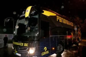 Samandıra'da Kaos: Fenerbahçe Otobüsüne Saldırı ve İstifa Yaylım Ateşi!
