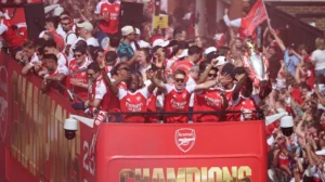 Arsenal, 22 Yıl Sonra Premier Lig Şampiyonluğunu Londra Sokaklarında Kutladı!