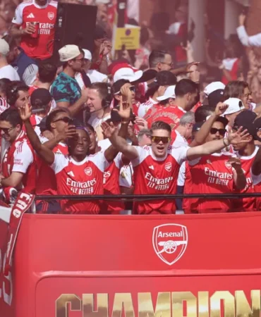 Arsenal, 22 Yıl Sonra Premier Lig Şampiyonluğunu Londra Sokaklarında Kutladı!