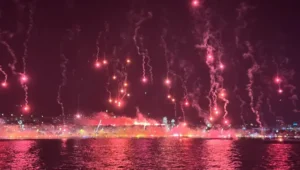 Göztepe 101. Yaşını Coşkuyla Kutladı: İzmir Körfezi'nde Sarı-Kırmızı Gece