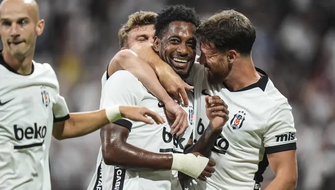 Güney Koreli Sahneye Çıktı, Bekler Uçuşa Geçti