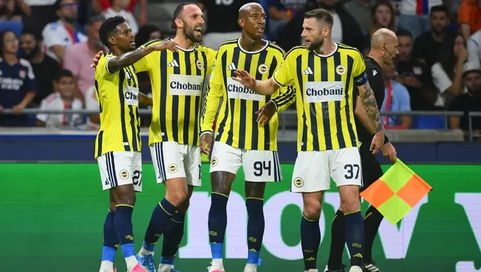 Fenerbahçe 18 Yıl Sonra Şampiyonlar Ligi'nde: Lyon'u Deplasmanda 2-1 Devirdi!
