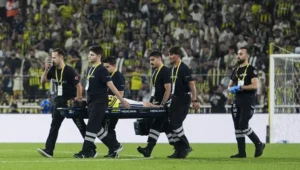 Fenerbahçe'de Kerem Aktürkoğlu Korkuttu! Sahadan Ambulansla Hastaneye Kaldırıldı