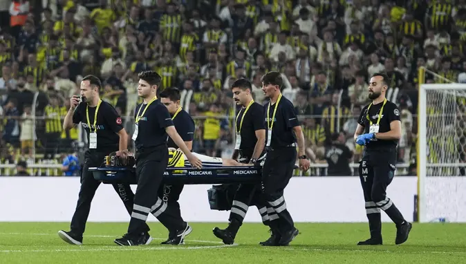 Fenerbahçe'de Kerem Aktürkoğlu Korkuttu! Sahadan Ambulansla Hastaneye Kaldırıldı