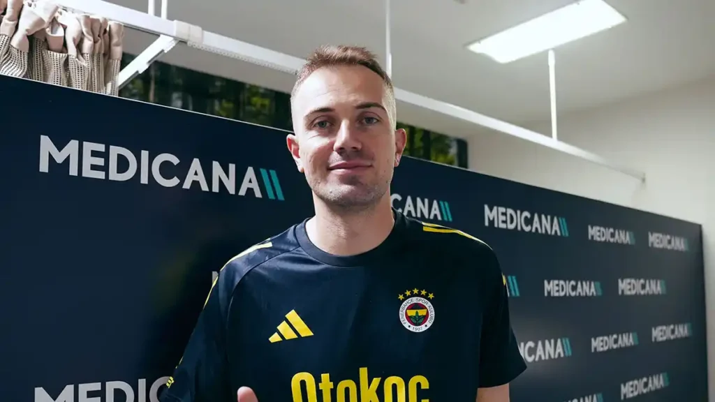 Fenerbahçe'de Kale Alarmı: Mert Günok Sakatlandı, Gözler Tarık Çetin'de