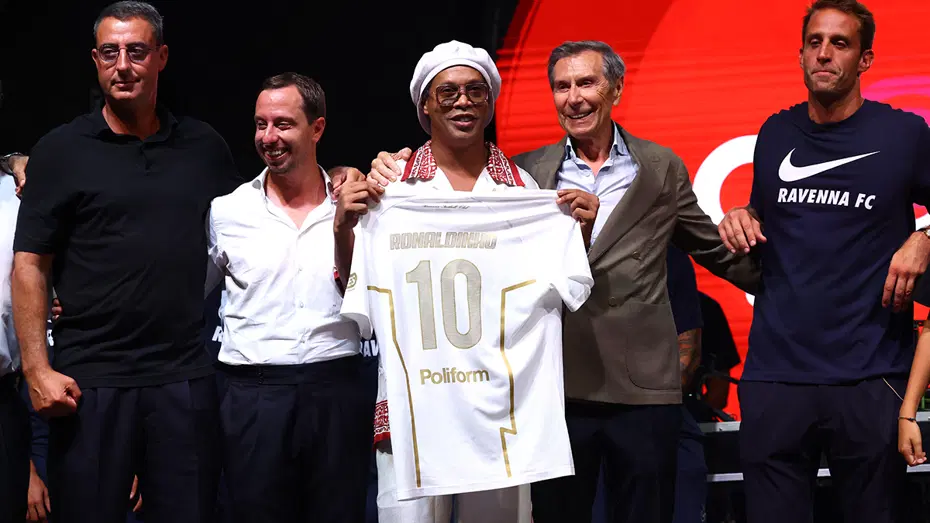 Ronaldinho 46 Yaşında Sahalara Dönüyor: Ravenna ile Tarihi Anlaşma