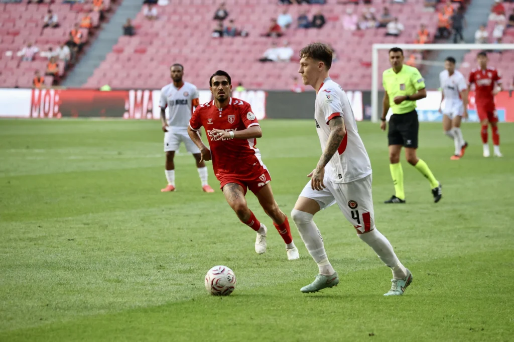 Samsunspor Evinde Çorum FK'ya 5-1 Mağlup Oldu: Süper Lig'de Tarihi Fark