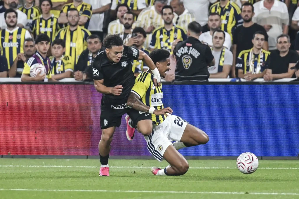 Fenerbahçe'de Jayden Oosterwolde Şoku: Yıldız Savunmacı Finlandiya'da Ameliyat Oldu