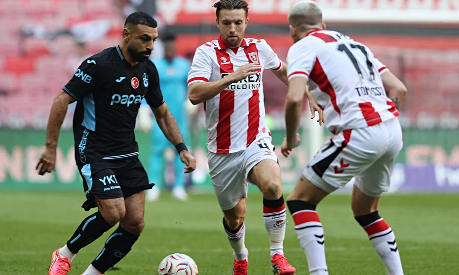 Trabzonspor Samsun'da Fırtına Gibi Esti: İlk Yarıda 3 Gol ve Kırmızı Kart Şoku